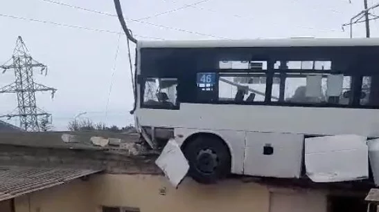 Köhnə Günəşli ərazisində avtobus evin damına çıxdı - VİDEO