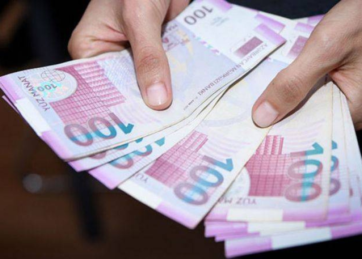 Mənzilin qapısını açıq vəziyyətdə yatan şəxsin evidnın 18 500 manat oğurlanıb - VİDEO