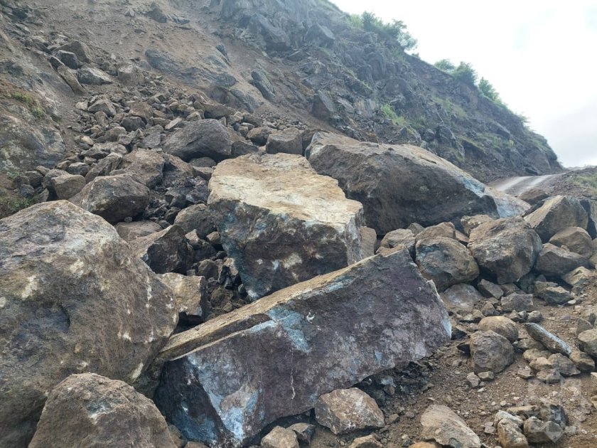 Lerikdə dağ uçqunu yolu bağladı - FOTO+VİDEO